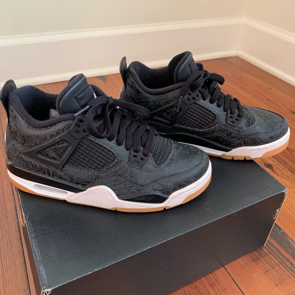Air Jordan 4 retro size 5.5 Y (size 7 in women’s)